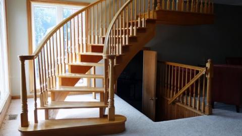 Weirdly Positioned Stairs '19 - DSC08619.jpg