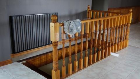 Weirdly Positioned Stairs '19 - DSC08637.jpg