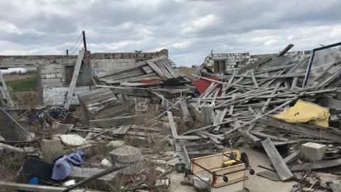 collapsed house - living-in-trailers-but-life-a-movie5.jpg