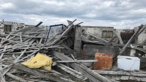 collapsed house - living-in-trailers-but-life-a-movie12.jpg