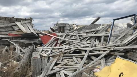 collapsed house - living-in-trailers-but-life-a-movie7.jpg