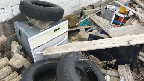 collapsed house - living-in-trailers-but-life-a-movie8.jpg