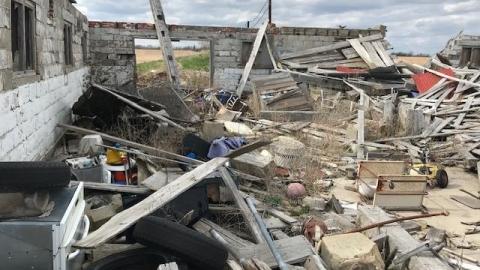 collapsed house - living-in-trailers-but-life-a-movie9.jpg