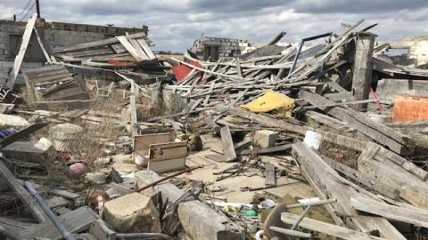 collapsed house - living-in-trailers-but-life-a-movie10.jpg