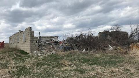 collapsed house - living-in-trailers-but-life-a-movie11.jpg