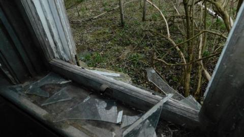 April 30 2020 - v7r90rha7820broken window.jpg