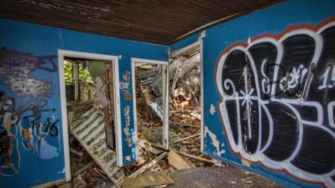 Smash house - IMG_4102sqDH.jpg