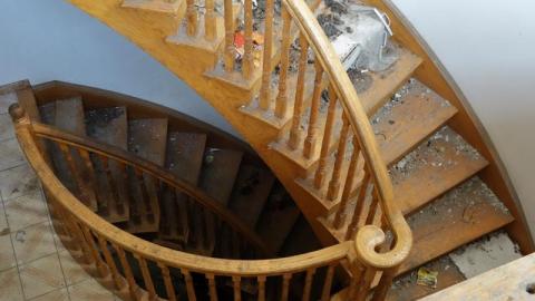 Sleazy Staircase & Rusty Springs photo 2
