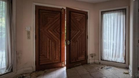 Titanic Staircase  - PSX_20200910_190317b7X.jpg