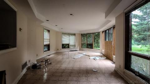 Titanic Staircase  - PSX_20200909_2102491yz.jpg