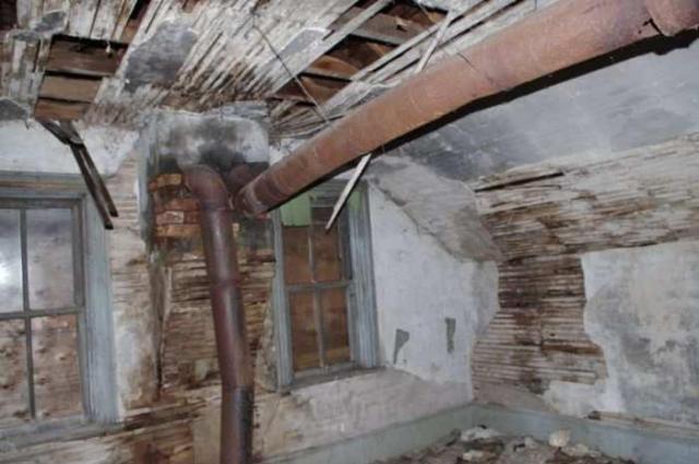 Fenel Rd home interior views - Heating pipes in upstairs room.jpg