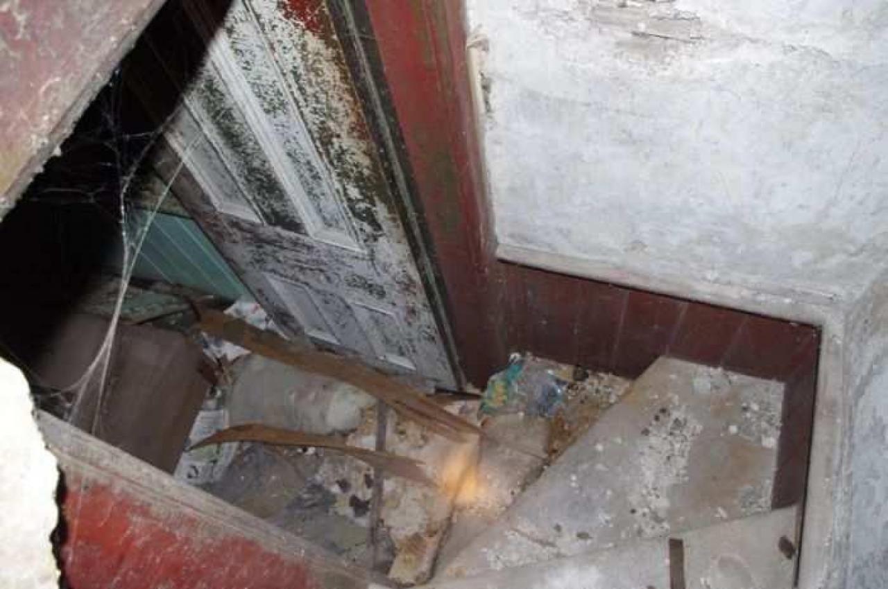 Fenel Rd home interior views - Bottom of back stair at door to kitchen.jpg