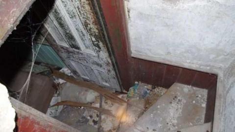 Fenel Rd home interior views - Bottom of back stair at door to kitchen.jpg