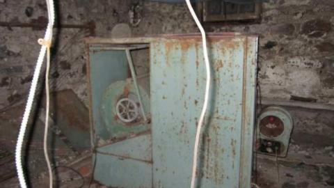 Inside - House - Bsmt - 10.jpg