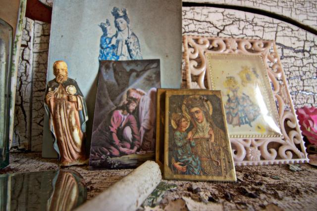 Decrepit Time Capsule photo 2