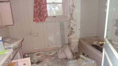 Interior I - Neglected-Manor71.jpg