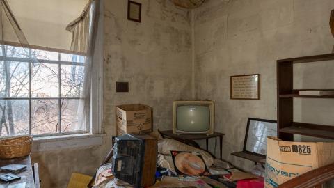 January 2021 - abandoned ontario pastor lee house 2021 (9 of 21).jpg