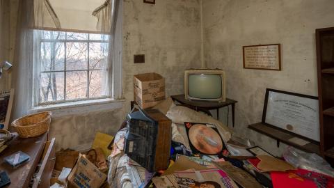 January 2021 - abandoned ontario pastor lee house 2021 (10 of 21).jpg