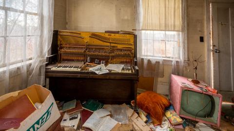 January 2021 - abandoned ontario pastor lee house 2021 (12 of 21).jpg