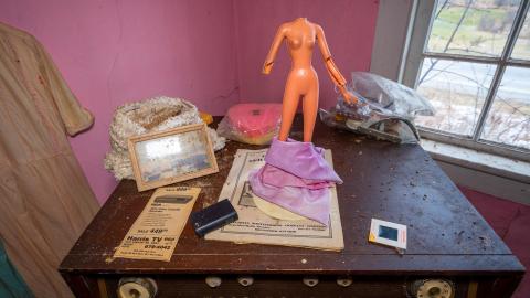 January 2021 - abandoned ontario pastor lee house 2021 (18 of 21).jpg