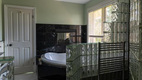 2019 - Abandoned Party Mansion London bathroom 2.jpg