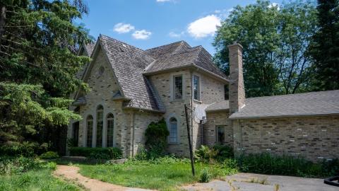 2019 - Abandoned Party Mansion London exterior-2.jpg