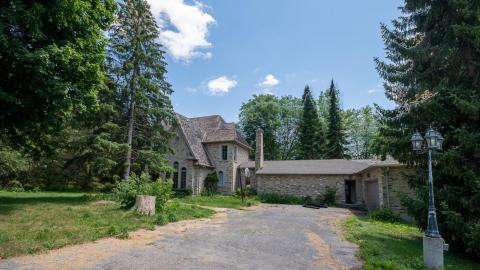 2019 - Abandoned Party Mansion London exterior.jpg