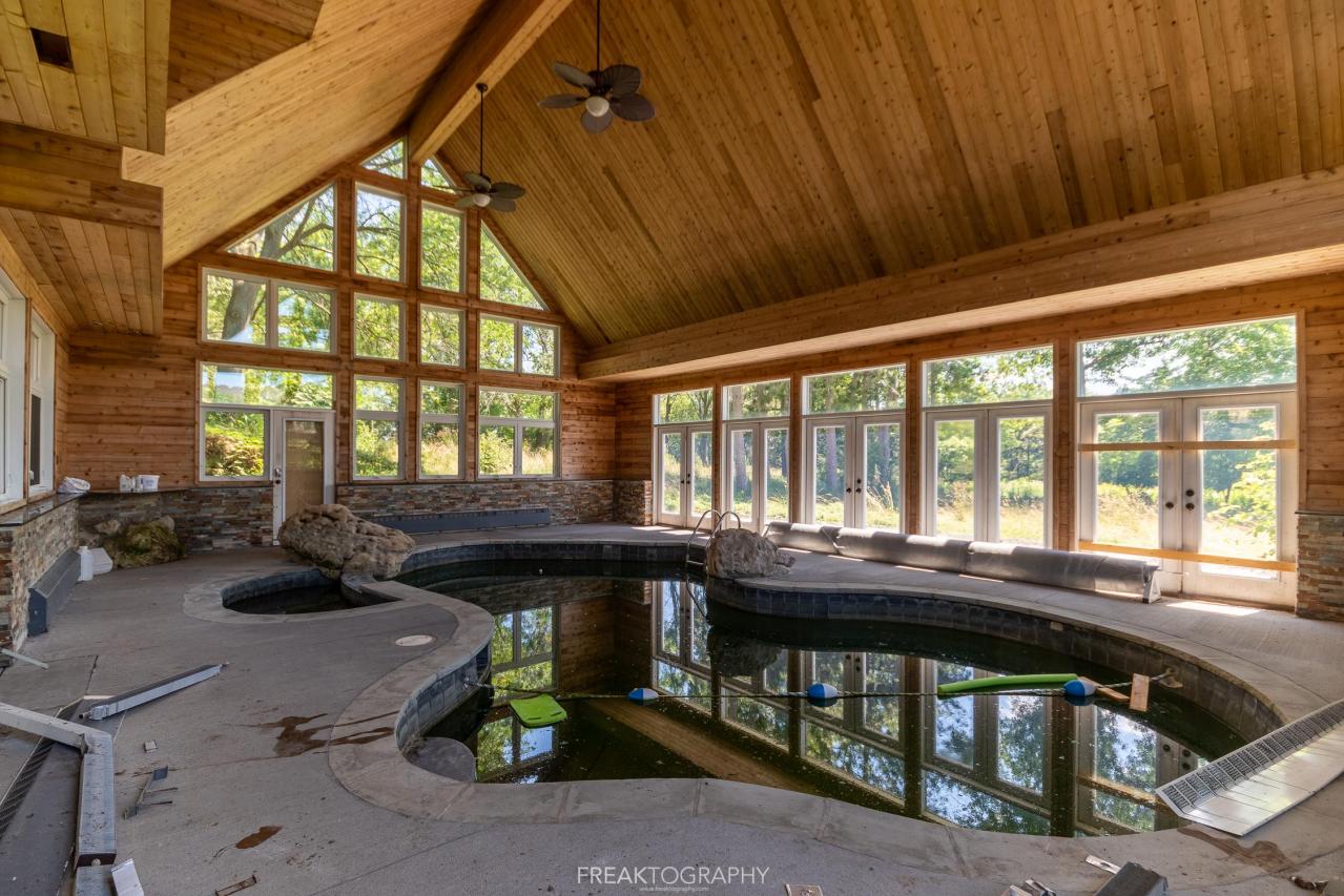 2019 - Abandoned Party Mansion London pool.jpg