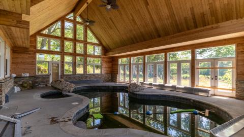 2019 - Abandoned Party Mansion London pool.jpg