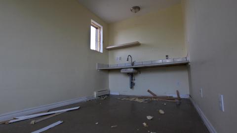 Less Windows Than I Recall....Oh Well.... - IMG_4086.JPG