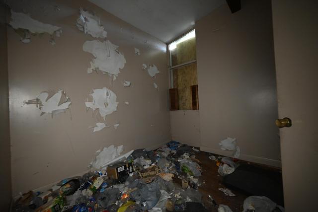 White Mid Century Bungalow photo 5