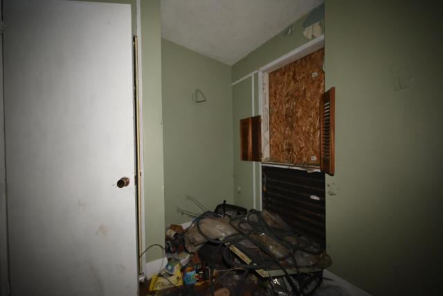 White Mid Century Bungalow photo 4