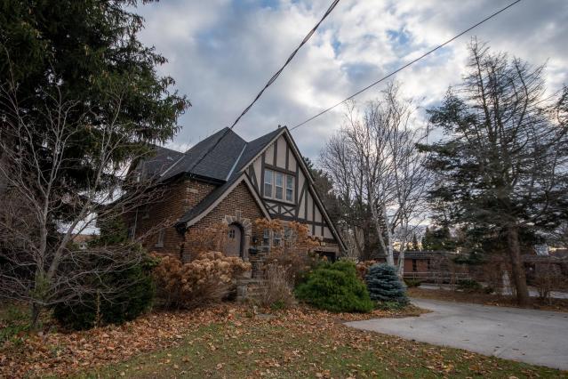 $1,000,000 Tudor House photo 2