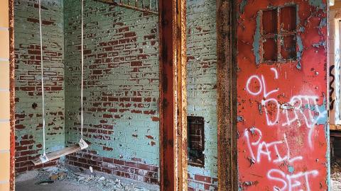 Burwash Prison - Dec 18, 2021 - PSX_20211218_225131_polarr.jpg