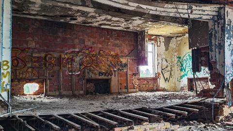 Burwash Prison - Dec 18, 2021 - PSX_20211218_232644.jpg