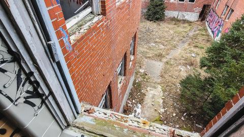 Burwash Prison - Dec 18, 2021 - PSX_20211218_230926.jpg