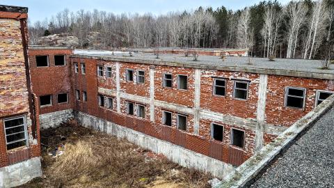 Burwash Prison - Dec 18, 2021 - PSX_20211218_225948.jpg