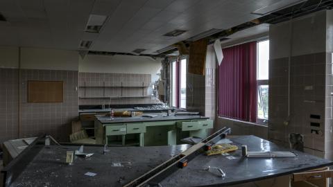 Medical Building - Oct '21 - CurvedDesk01.jpg