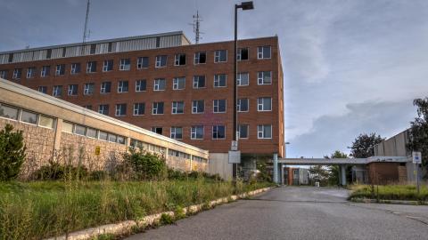 Medical Building - Oct '21 - FrontEntranc01.jpg