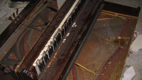 Crooked Overexposed Low-Res Photos From A Decade Ago - October 2012 - IMG_2438.JPG