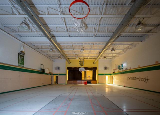 Feb 2022 - abandoned ontario school-17.jpg