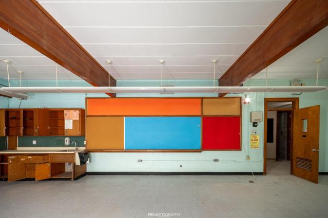 Feb 2022 - abandoned ontario school-20.jpg