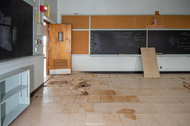 Feb 2022 - abandoned ontario school-28.jpg