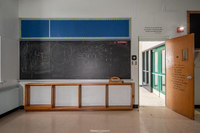 Feb 2022 - abandoned ontario school-27.jpg