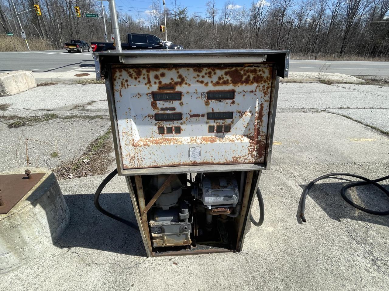Abandoned gas station - 73ED29EA-8708-4959-9386-2FA87816ADD6.jpeg