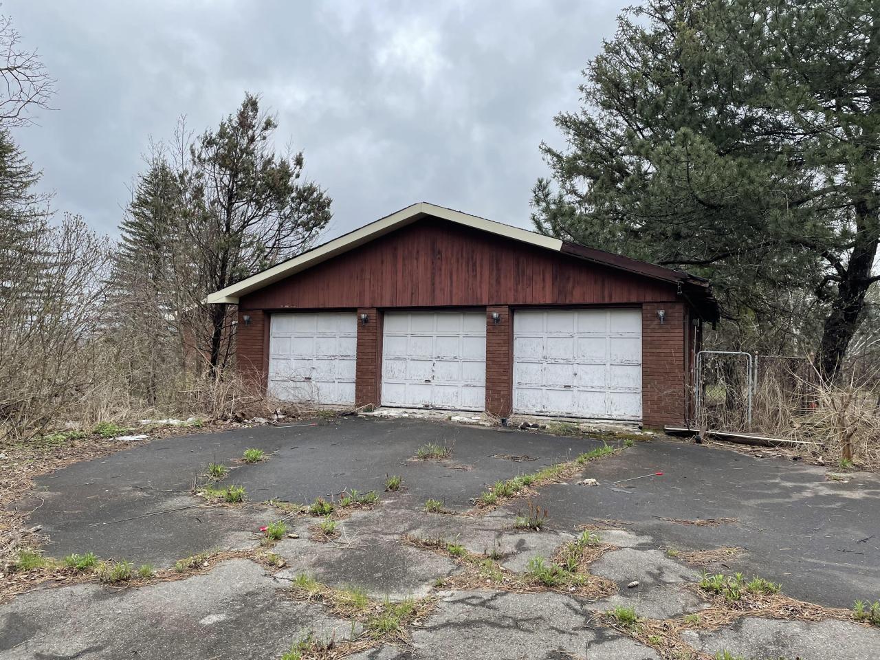 Abandoned mansion with tennis court - A44A3077-1CE3-4D86-B639-482986BECD0C.jpeg