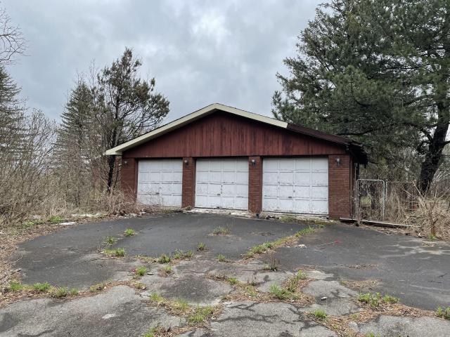 Abandoned mansion with tennis court - A44A3077-1CE3-4D86-B639-482986BECD0C.jpeg