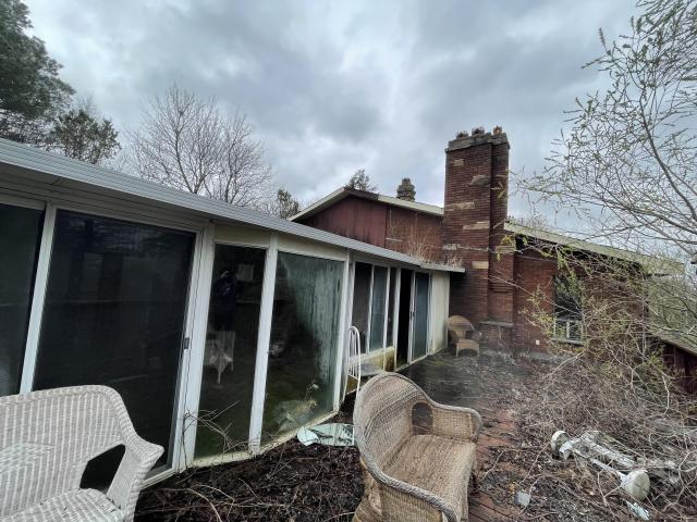 Abandoned mansion with tennis court - 225C3BA8-B17A-4E5C-A12B-C32FDE5AB8F4.jpeg