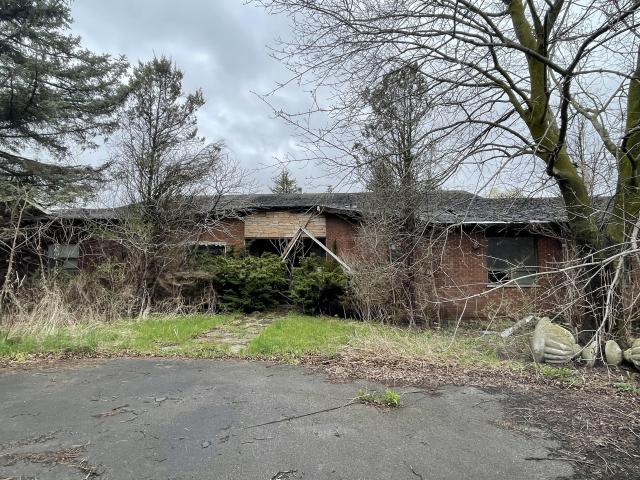 Abandoned mansion with tennis court - 88653BCC-0E67-49C6-A270-706429C4EFC7.jpeg