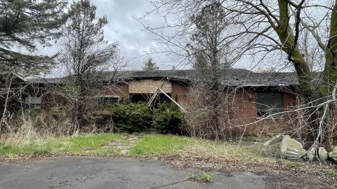 Abandoned mansion with tennis court - 88653BCC-0E67-49C6-A270-706429C4EFC7.jpeg